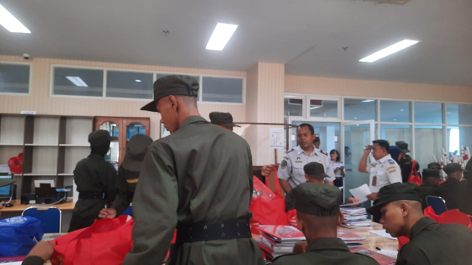Library tour dan pembagian buku ajar taruna angkatan 60 PIP Semarang